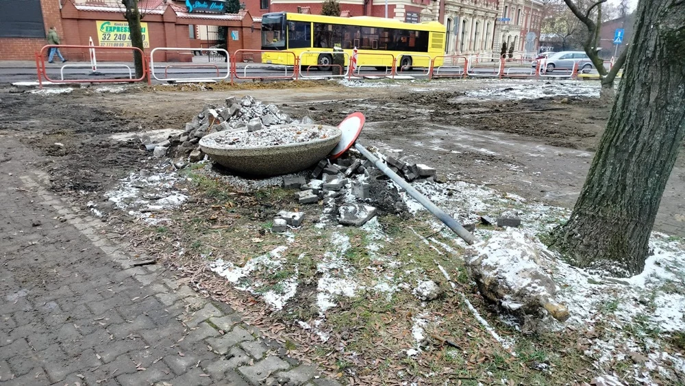 Ruda: Mieszkańcy zgłaszają zniszczenie zieleni na placu Żwirki i Wigury. Magistrat reaguje