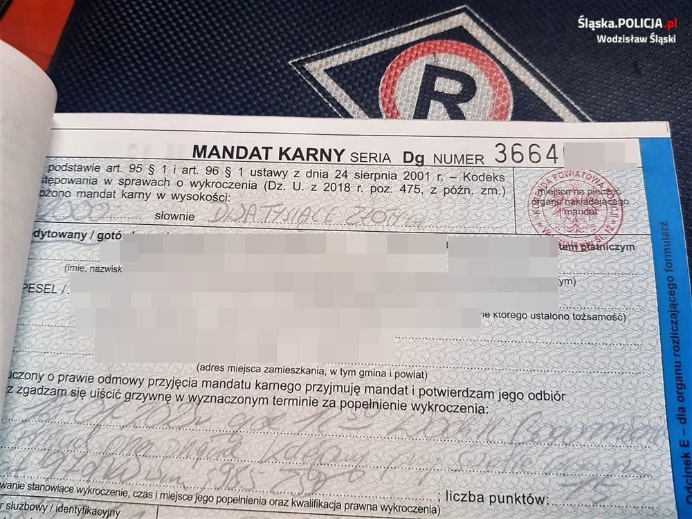 Wjechał na przejazd kolejowy pomimo czerwonego światła. Policjanci kolejny raz apelują!