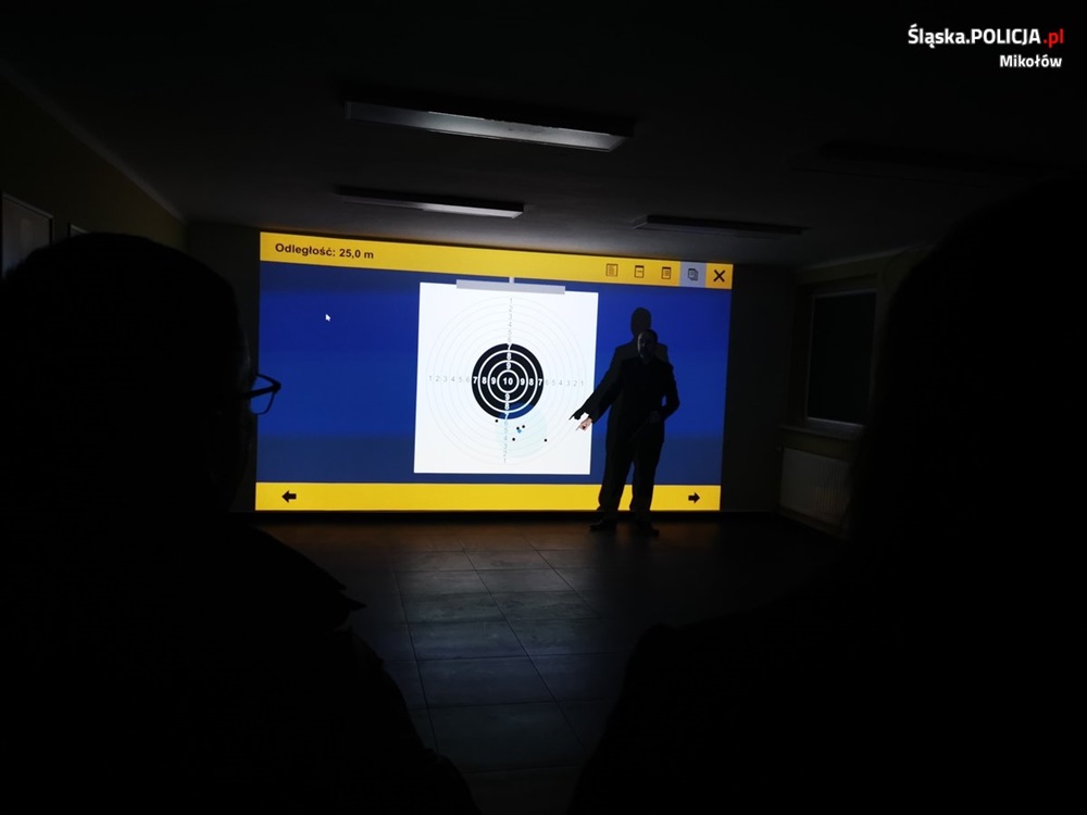Policjanci na otwarciu wirtualnej strzelnicy w Łaziskach Górnych