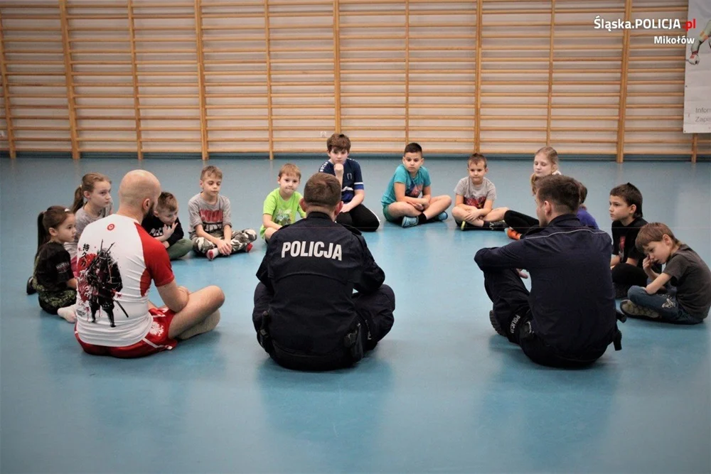 Łaziscy dzielnicowi o bezpieczeństwie dzieci podczas zimowego wypoczynku