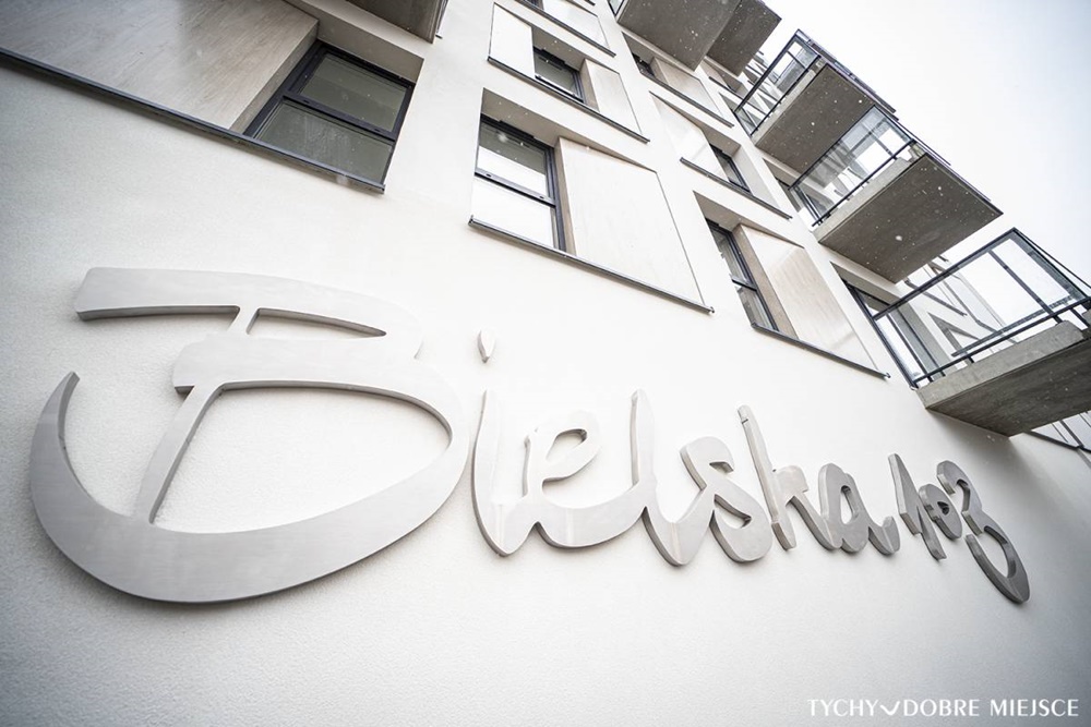 Surrealistyczne murale i autograf architekta. Dzieła czekają na nowych lokatorów