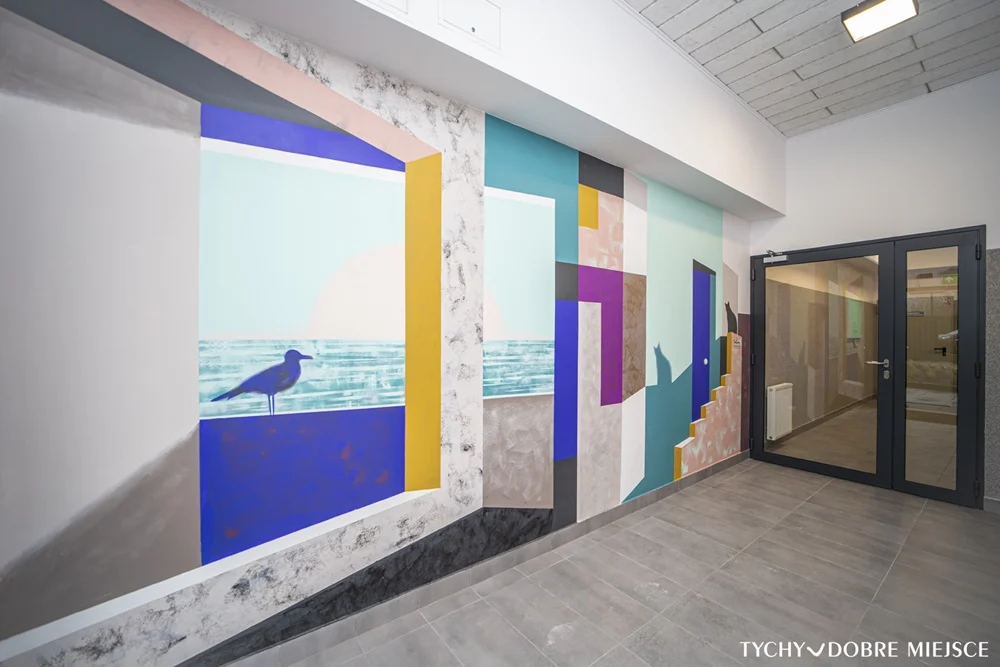 Surrealistyczne murale i autograf architekta. Dzieła czekają na nowych lokatorów
