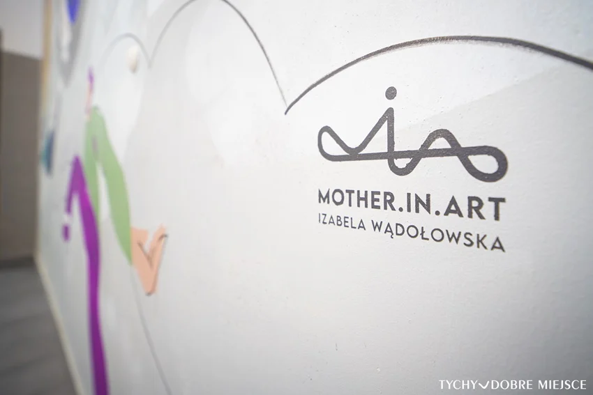 Surrealistyczne murale i autograf architekta. Dzieła czekają na nowych lokatorów