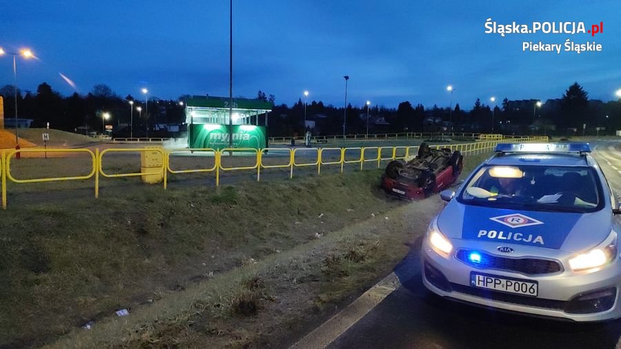 Dachowanie pojazdu na ulicy Miarki. 54-latek wjechał do rowu!