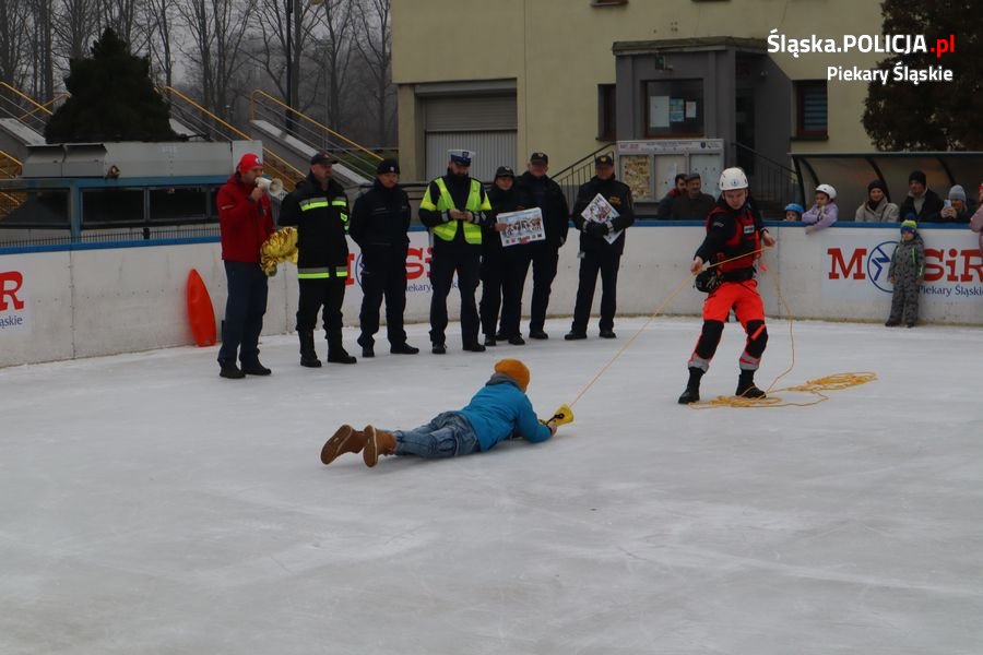 Bezpieczne ferie z piekarskimi służbami
