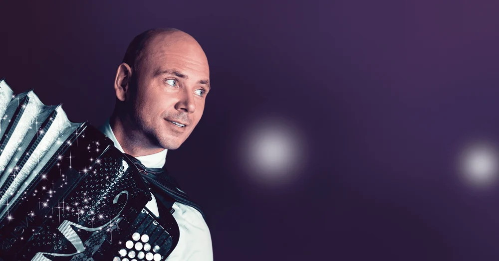 Wesołe Kolędowanie z Marcinem Wyrostkiem. Dołącz do przemarszu!