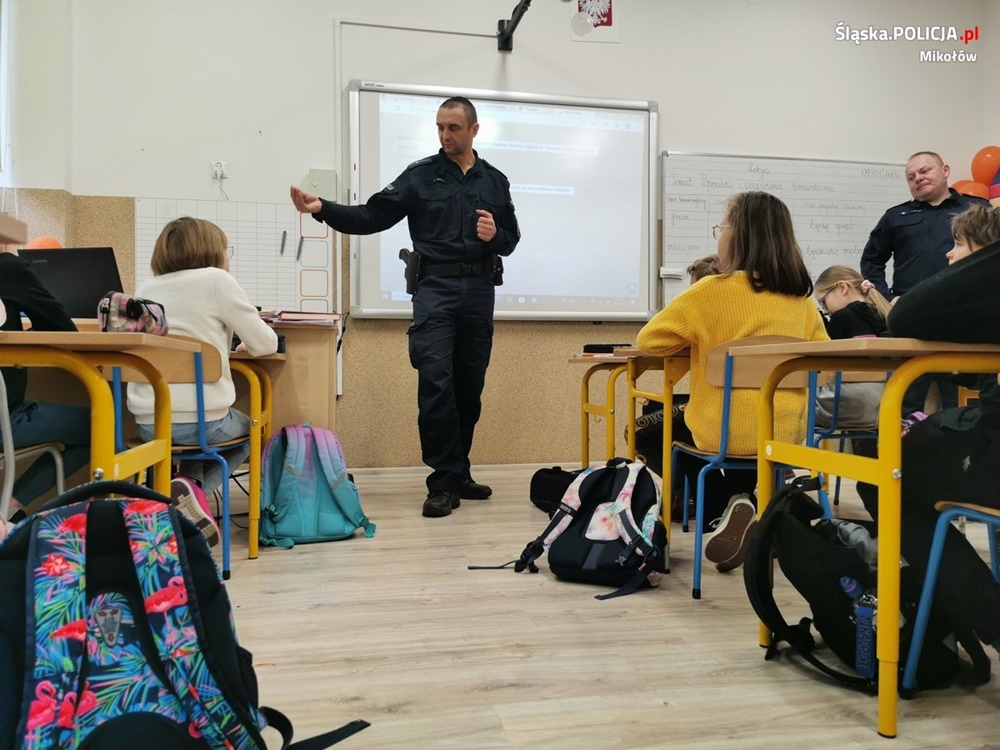 Policjanci prewencji spotkali się z uczniami podstawówki w Mościskach [WIDEO]