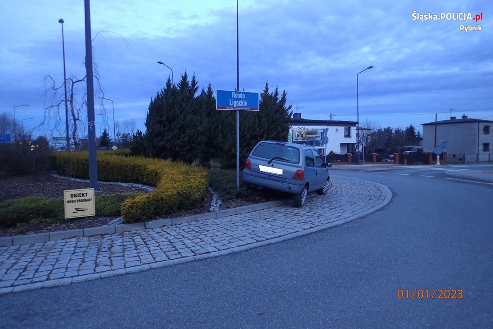 Obywatelka Białorusi wjechała w znak na rondzie. Kobieta miała blisko 2,5 promila alkoholu