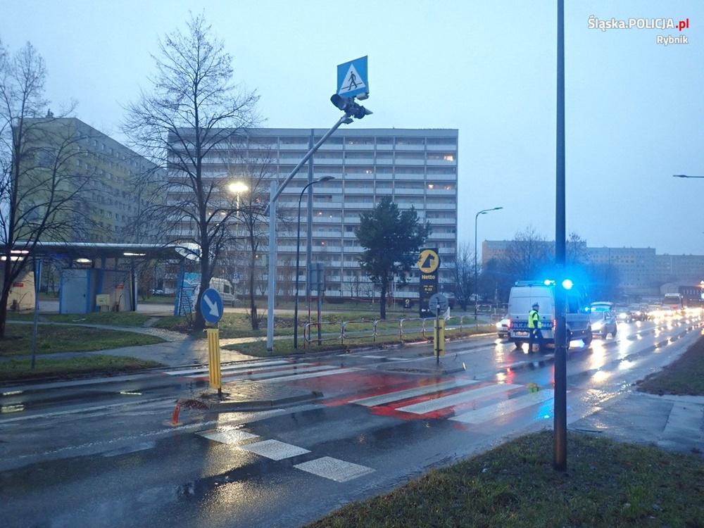 Potrącenie 68-latki na przejściu. Policjanci apelują o ostrożność!