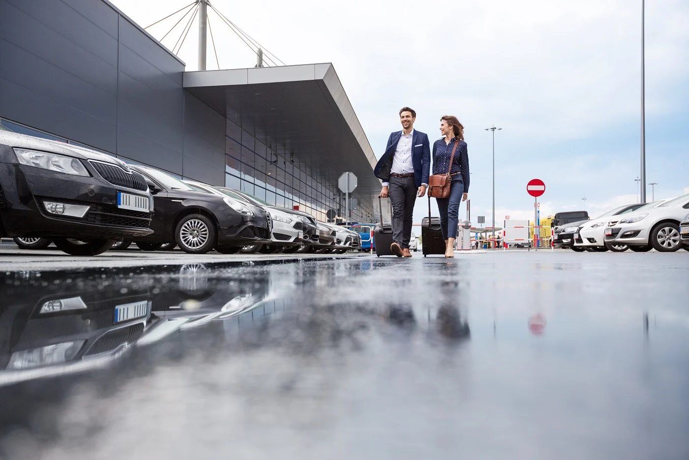 Dlaczego warto skorzystać z oferty parkingu przy lotnisku?
