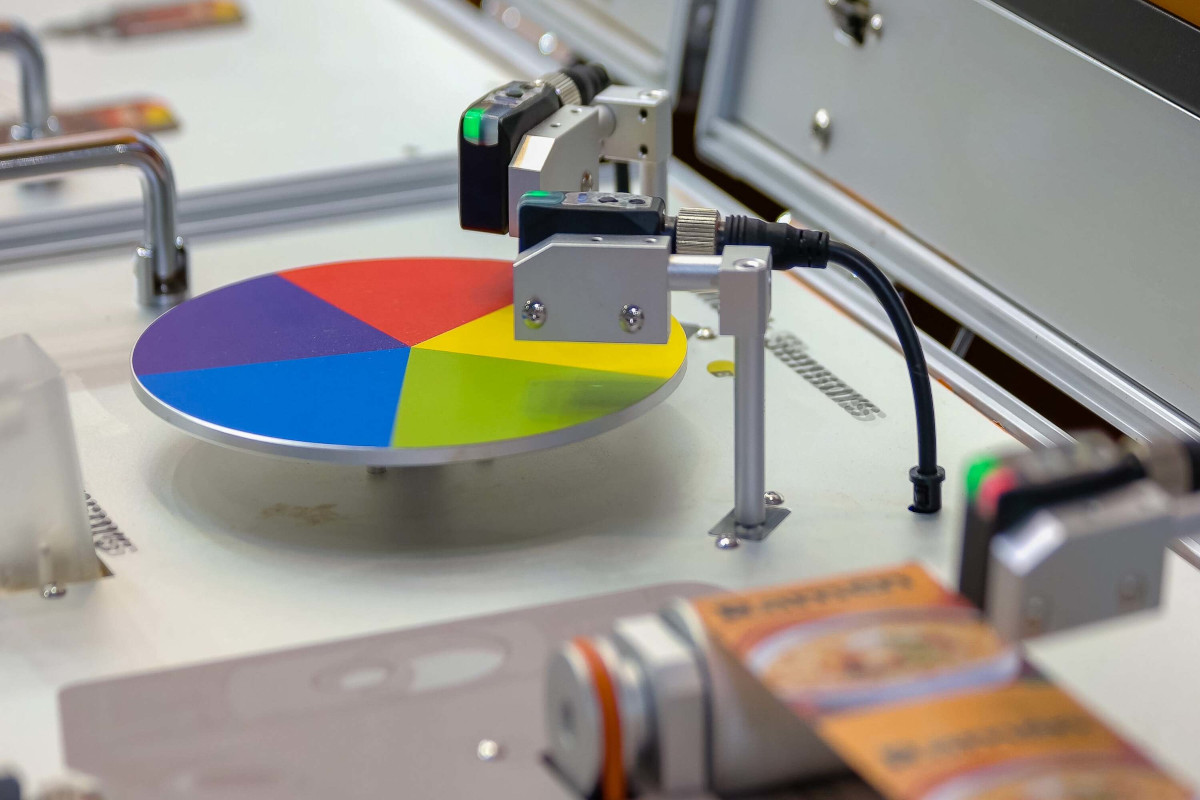 Druk fleksograficzny: czym jest i kiedy warto z niego skorzystać?