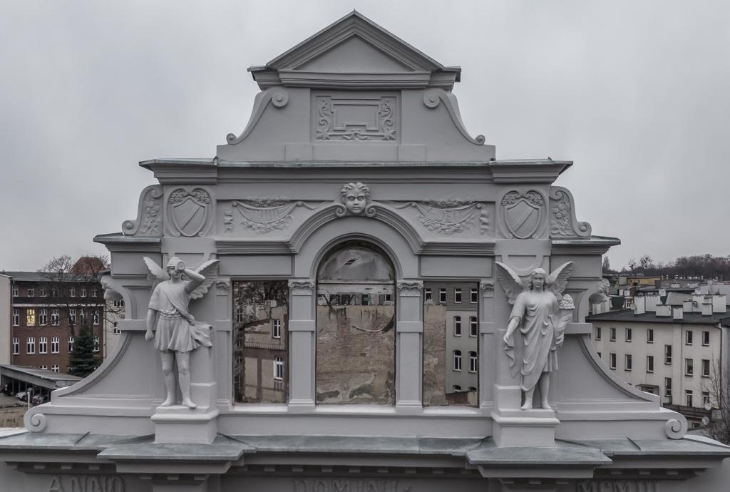 Kwietniewskiego 11 - wykonawca odsłonił zabytkową elewację