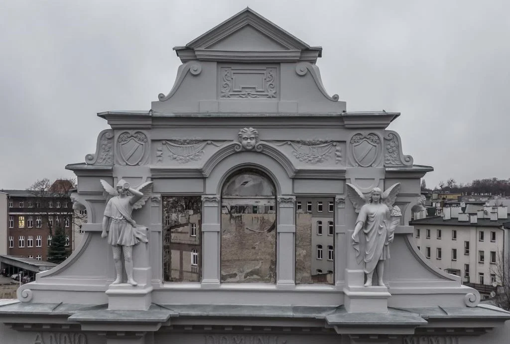 Kwietniewskiego 11 - wykonawca odsłonił zabytkową elewację