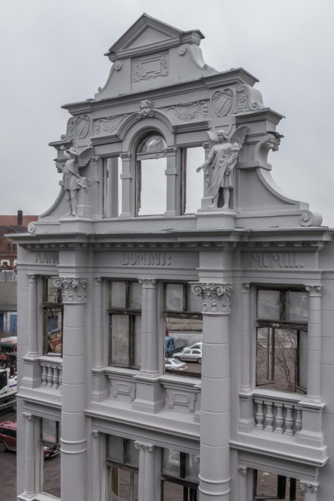 Kwietniewskiego 11 - wykonawca odsłonił zabytkową elewację