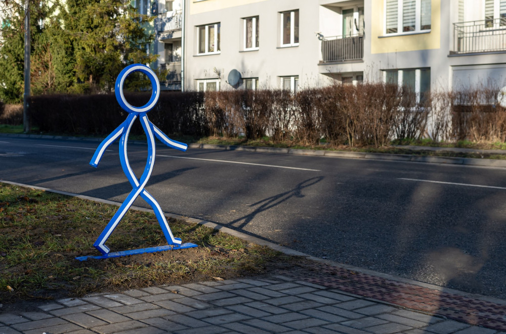 W 10 lokalizacjach staną odblaskowe sylwetki pieszych
