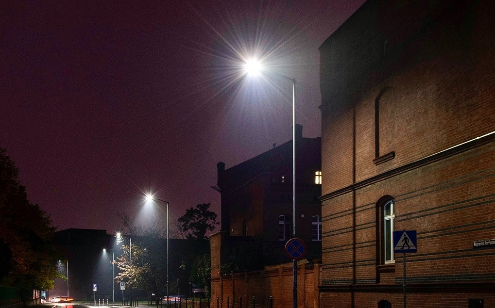 Trwa naprawa uszkodzonych wskutek wandalizmu latarni ulicznych w Bobrku