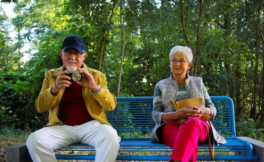 "Wspólnie świętujemy Dzień Babci i Dziadka". Zaproś ich do zabawy z Auchan