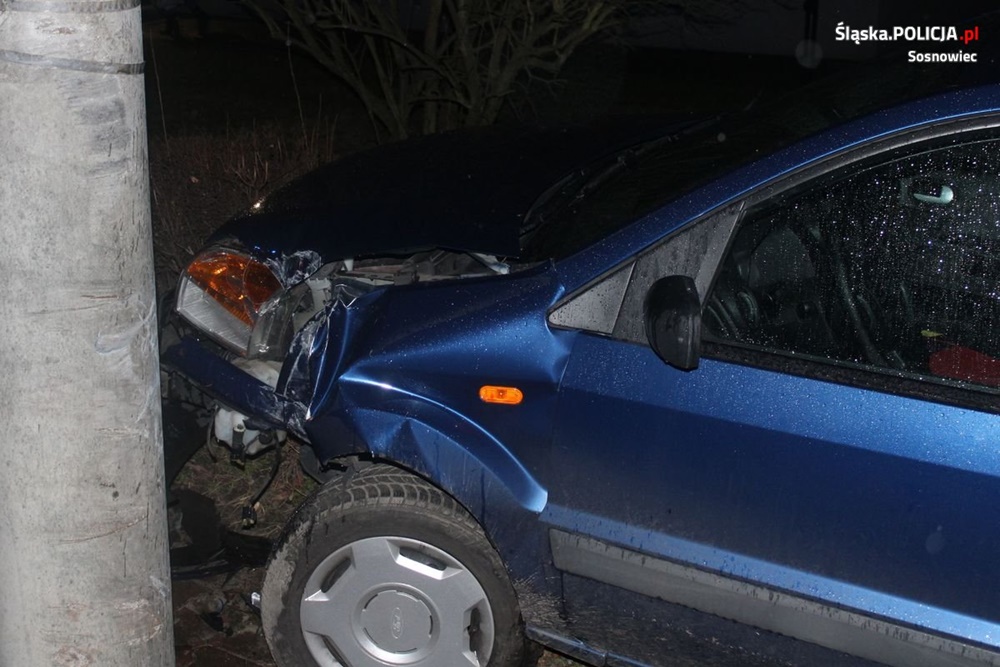 Oferowała 1400 złotych, by zapomnieli o rozbitej latarni. Kobieta była kompletnie pijana!