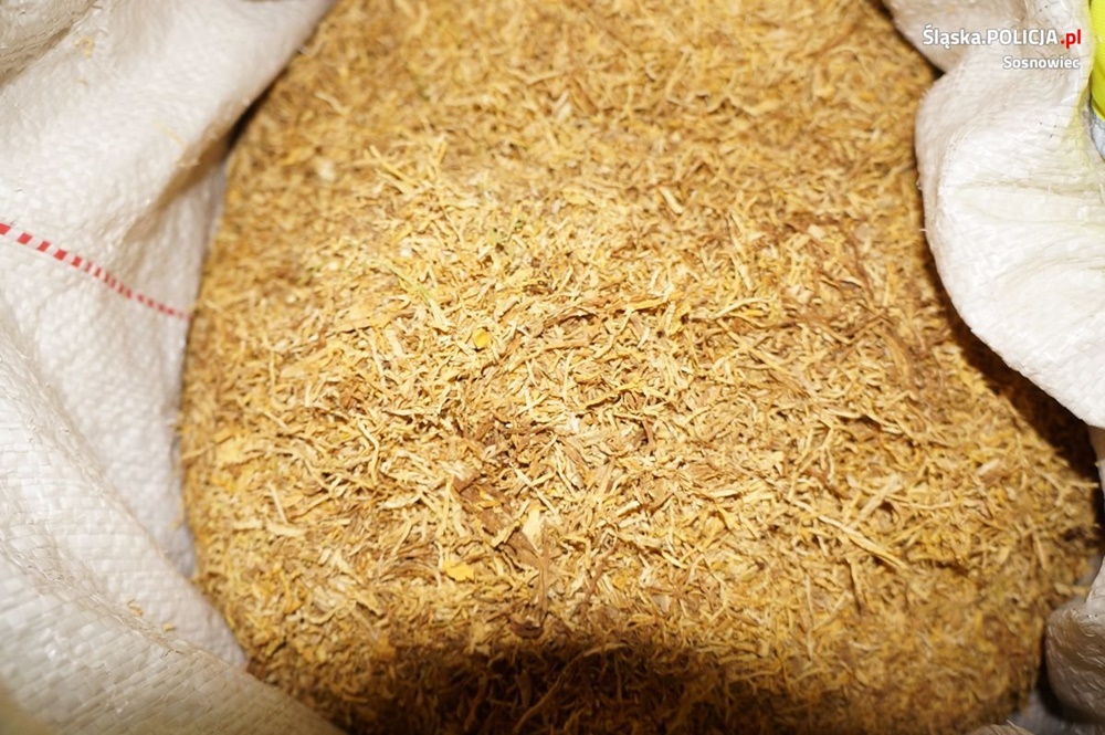 Śledczy znaleźli blisko 1300 butelek alkoholu i prawie 83 000 paczek papierosów bez akcyzy