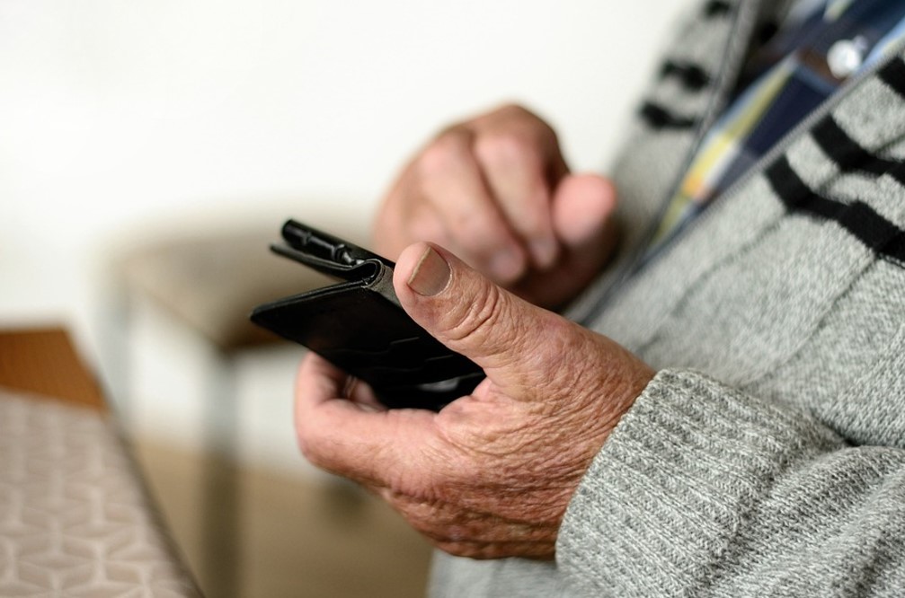 66-latek z Mikołowa oszukany metodą na "policjanta". Policja ostrzega mieszkańców