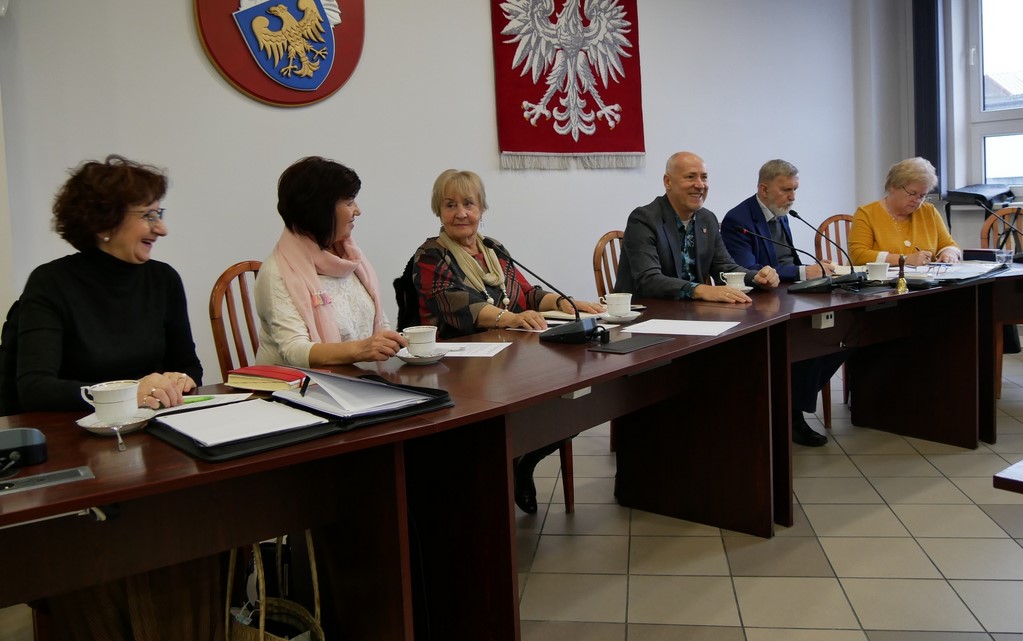 Seniorzy rozmawiali w Starostwie Powiatowym. Tematem potrzeby osób starszych