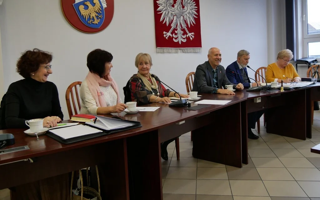 Seniorzy rozmawiali w Starostwie Powiatowym. Tematem potrzeby osób starszych