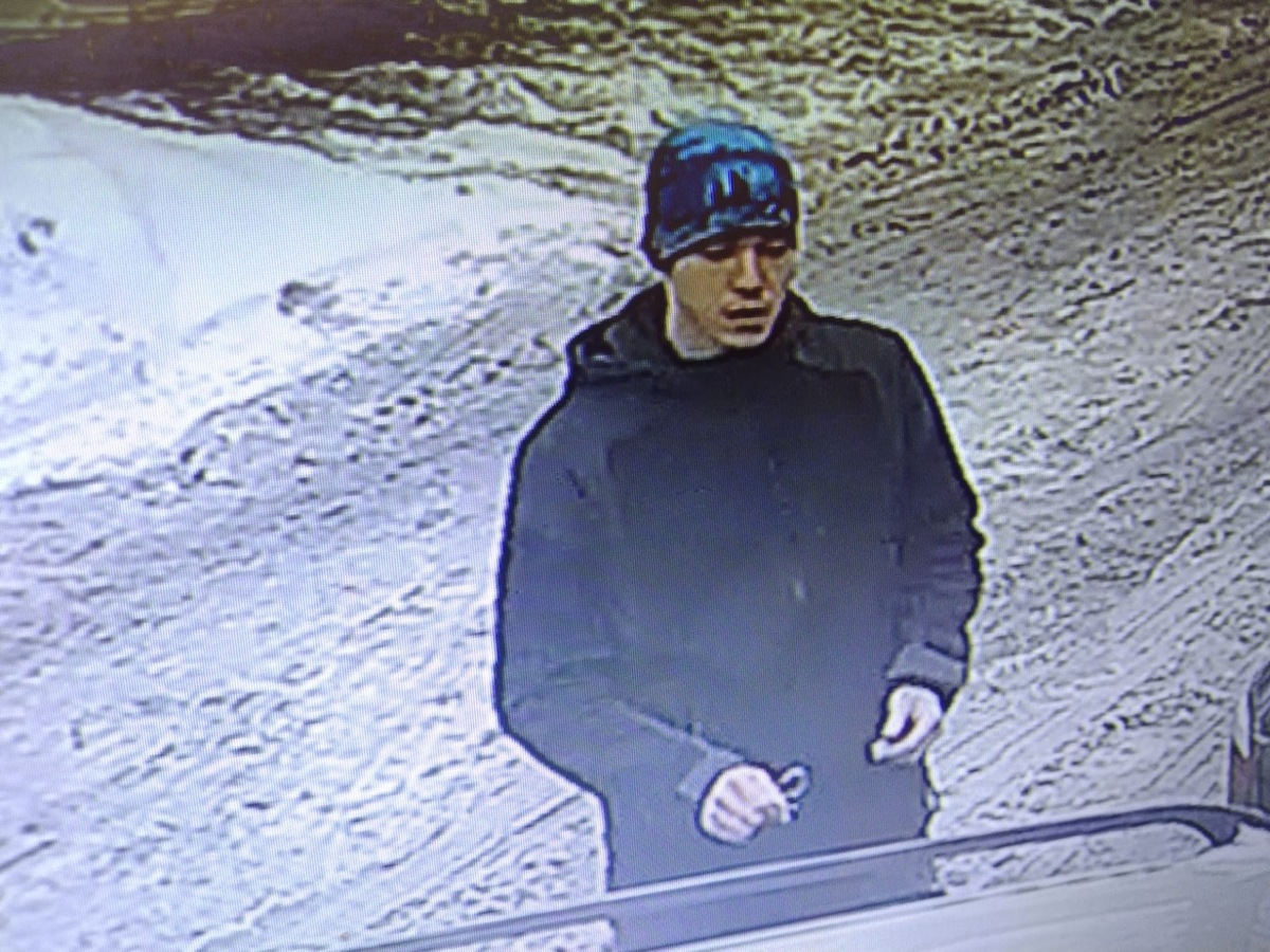 Podejrzany o kradzież telefonu i pieniędzy. Rozpoznajesz go?