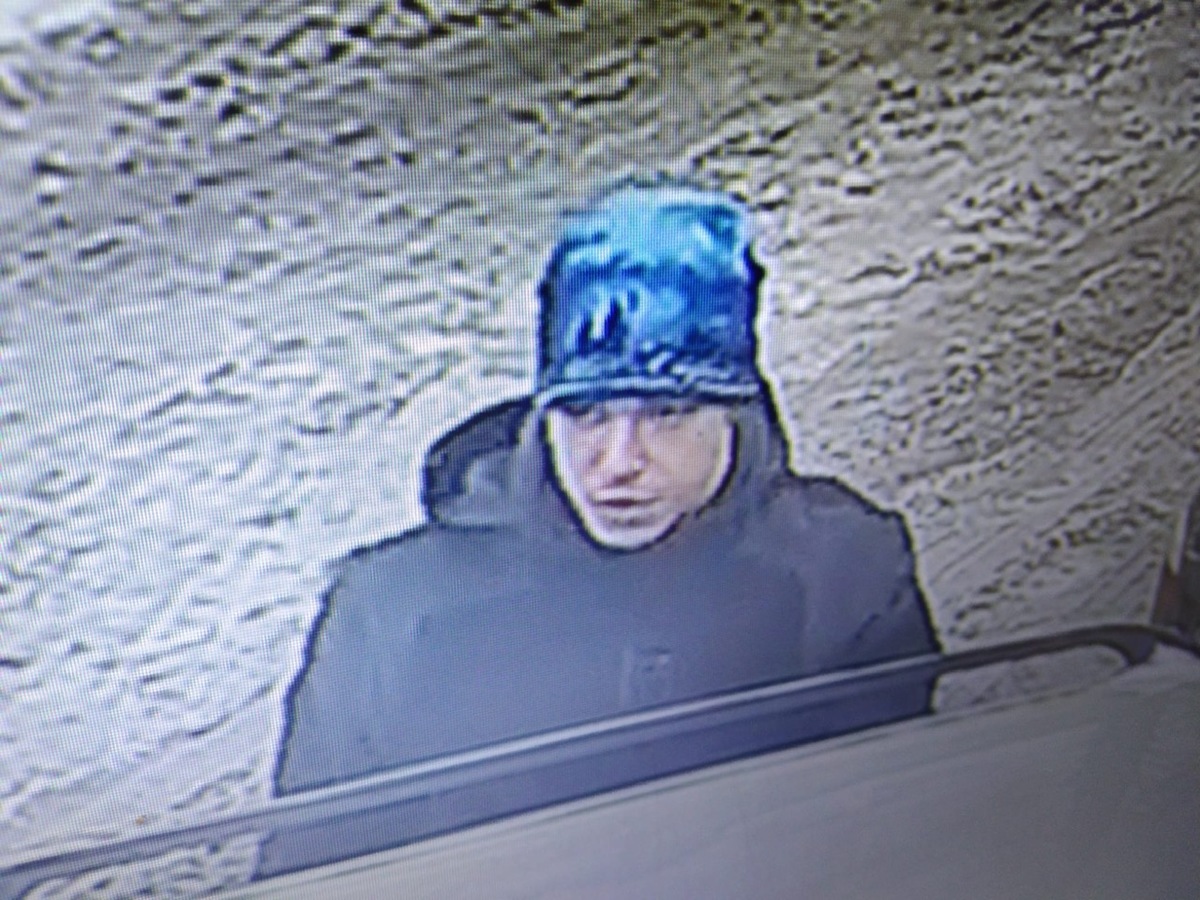 Podejrzany o kradzież telefonu i pieniędzy. Rozpoznajesz go?