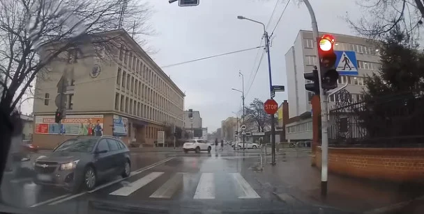 Groźny wypadek w Katowicach. Kierowca potrącił pieszego na pasach [FILM]