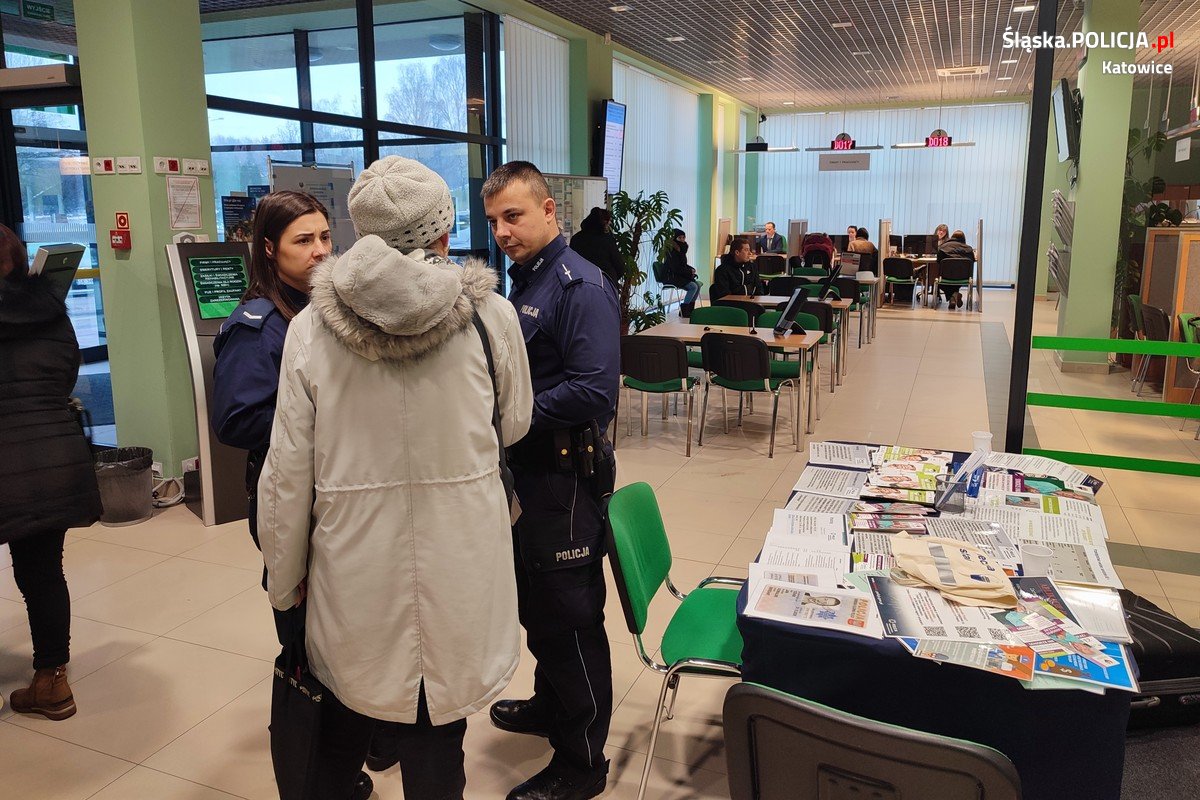 Wspólne działania policji i katowickiego ZUS-u z okazji Dnia Babci i Dziadka