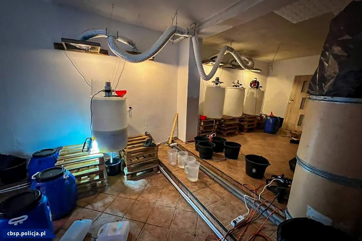 Zlikwidowano duże laboratorium narkotyków. Trzech mężczyzn zatrzymanych na gorącym uczynku