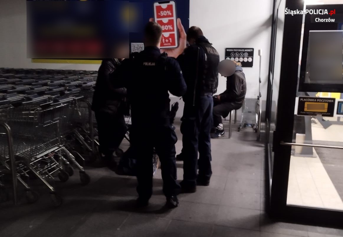 Policjant po służbie pomógł zatrzymać sprawców kradzieży