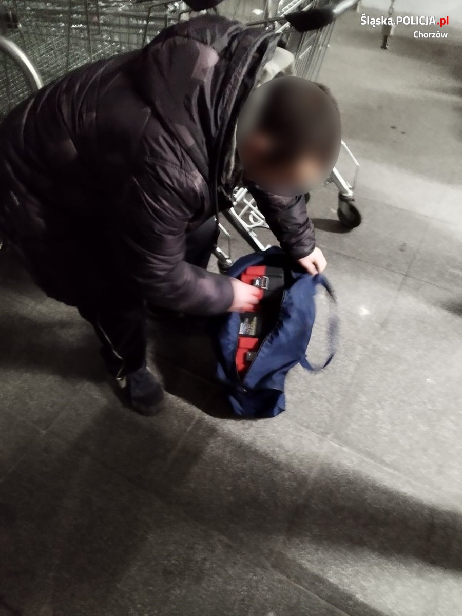 Policjant po służbie pomógł zatrzymać sprawców kradzieży