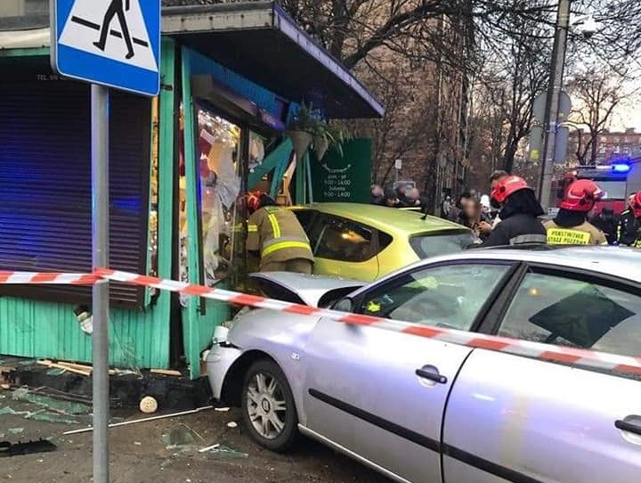 Kolizja na placu Mickiewicza. Samochód wjechał w kwiaciarnię!