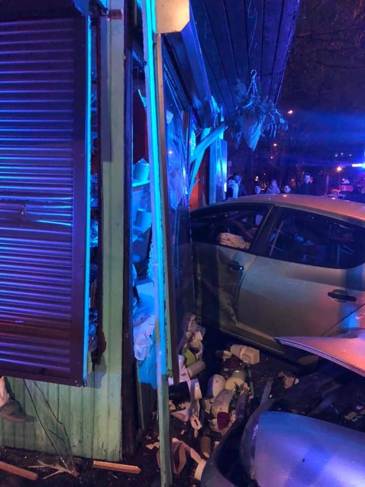 Kolizja na placu Mickiewicza. Samochód wjechał w kwiaciarnię!