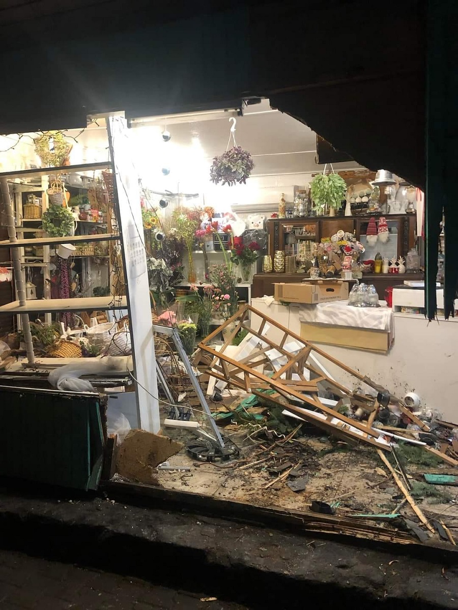 Kolizja na placu Mickiewicza. Samochód wjechał w kwiaciarnię!