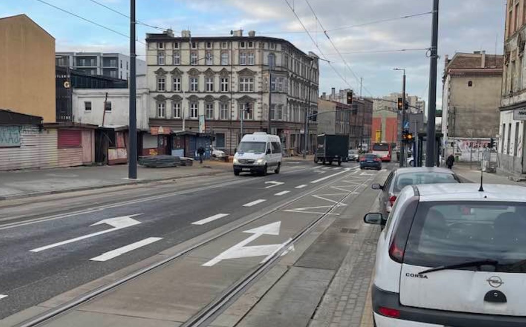 Prace drogowe na 3 Maja zakończone. Kiedy wróci ruch komunikacji miejskiej?