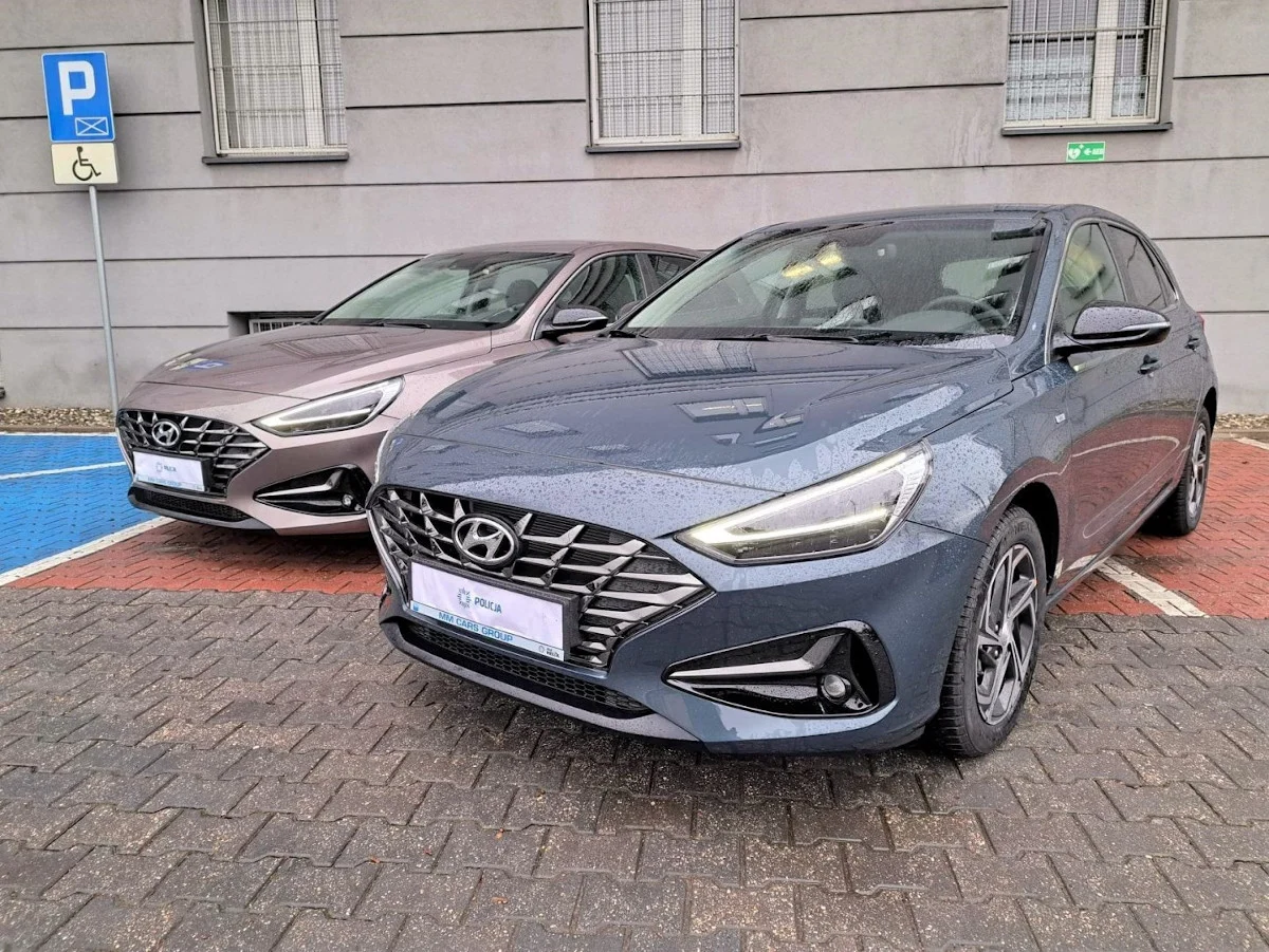 Dwa nowe radiowozy przekazane chorzowskiej policji