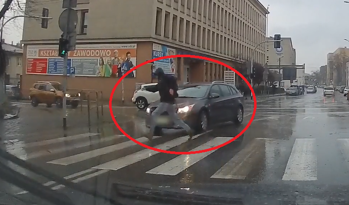 Kierowcy i piesi - uważajcie na drogach!