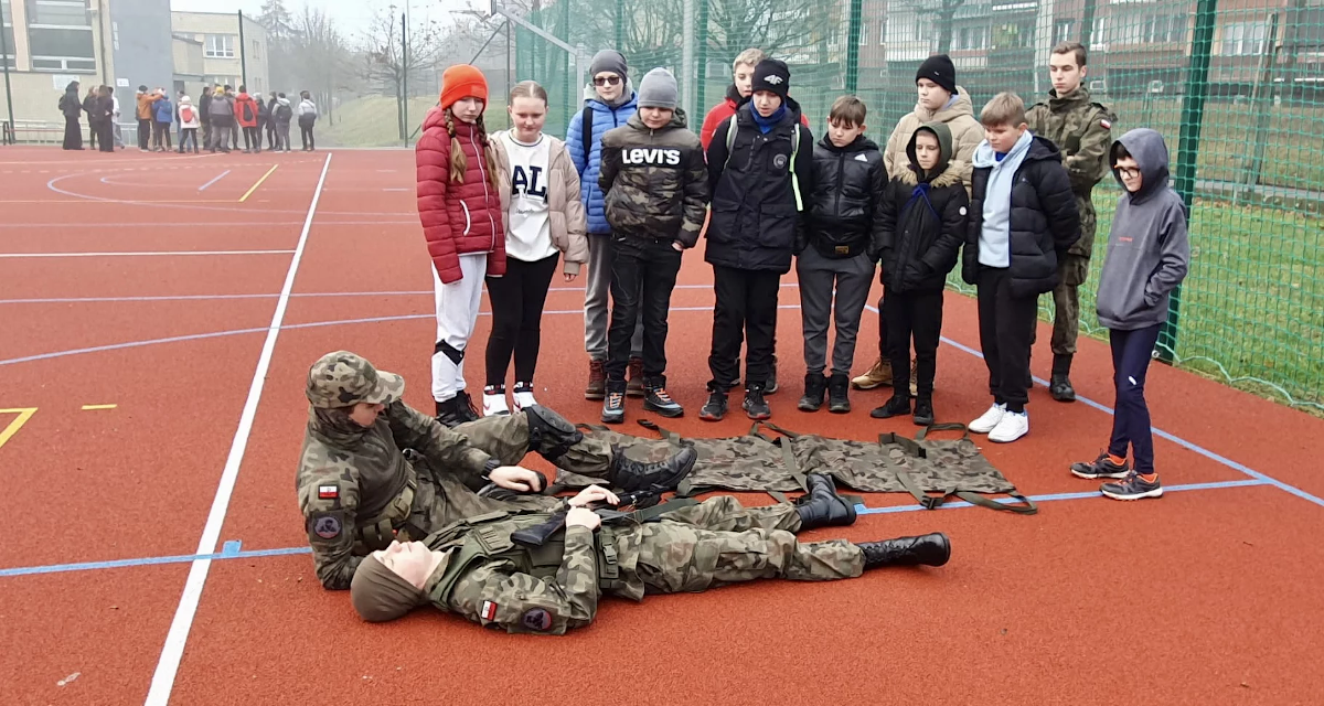 Uczniowie wzięli udział w "Zimowej grze terenowo – wojskowej"