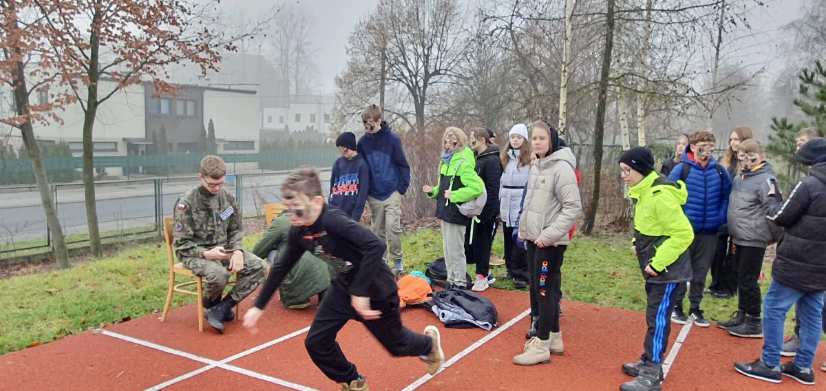 Uczniowie wzięli udział w "Zimowej grze terenowo – wojskowej"
