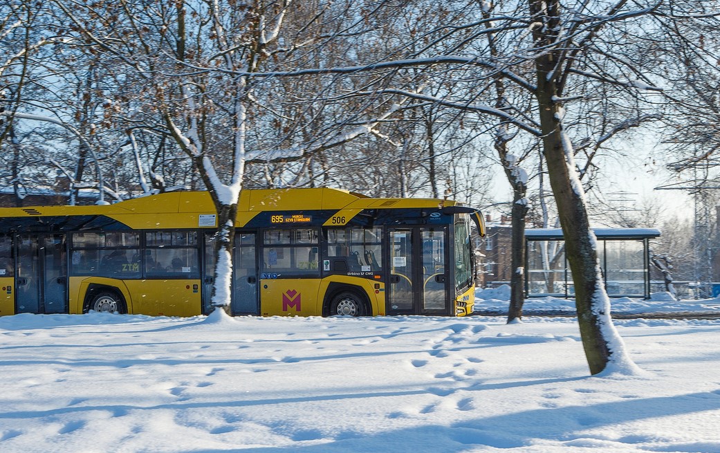 Przeprosiny ZTM do pasażerów w sprawie odwołanych kursów były, ale… się zmyły. Powód?