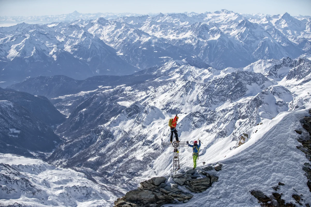 Jak odpowiednio dobrać raki i czekany? - bezpieczna turystyka zimowa