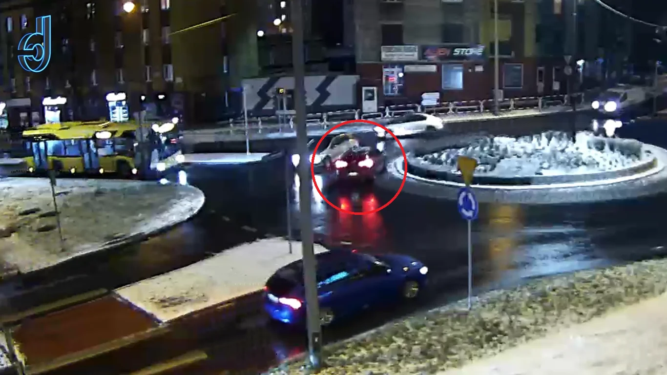 Wjechał na rondo pod prąd! Groźna sytuacja na wireckim rondzie [FILM]