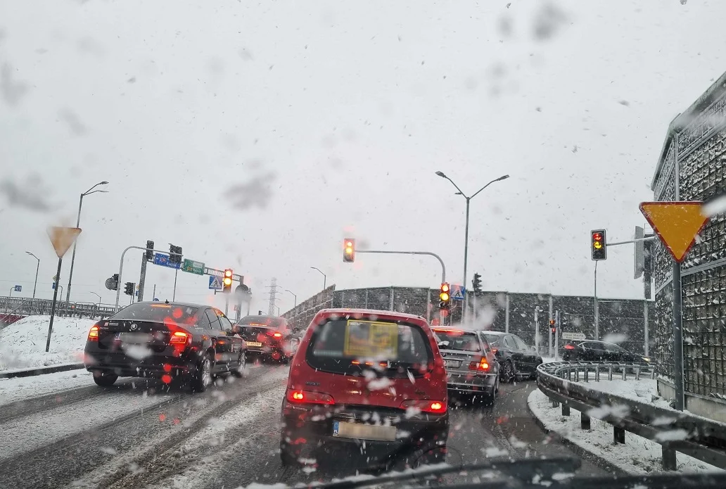 Uwaga kierowcy! Trudne warunki na rudzkich drogach [ZDJĘCIA]