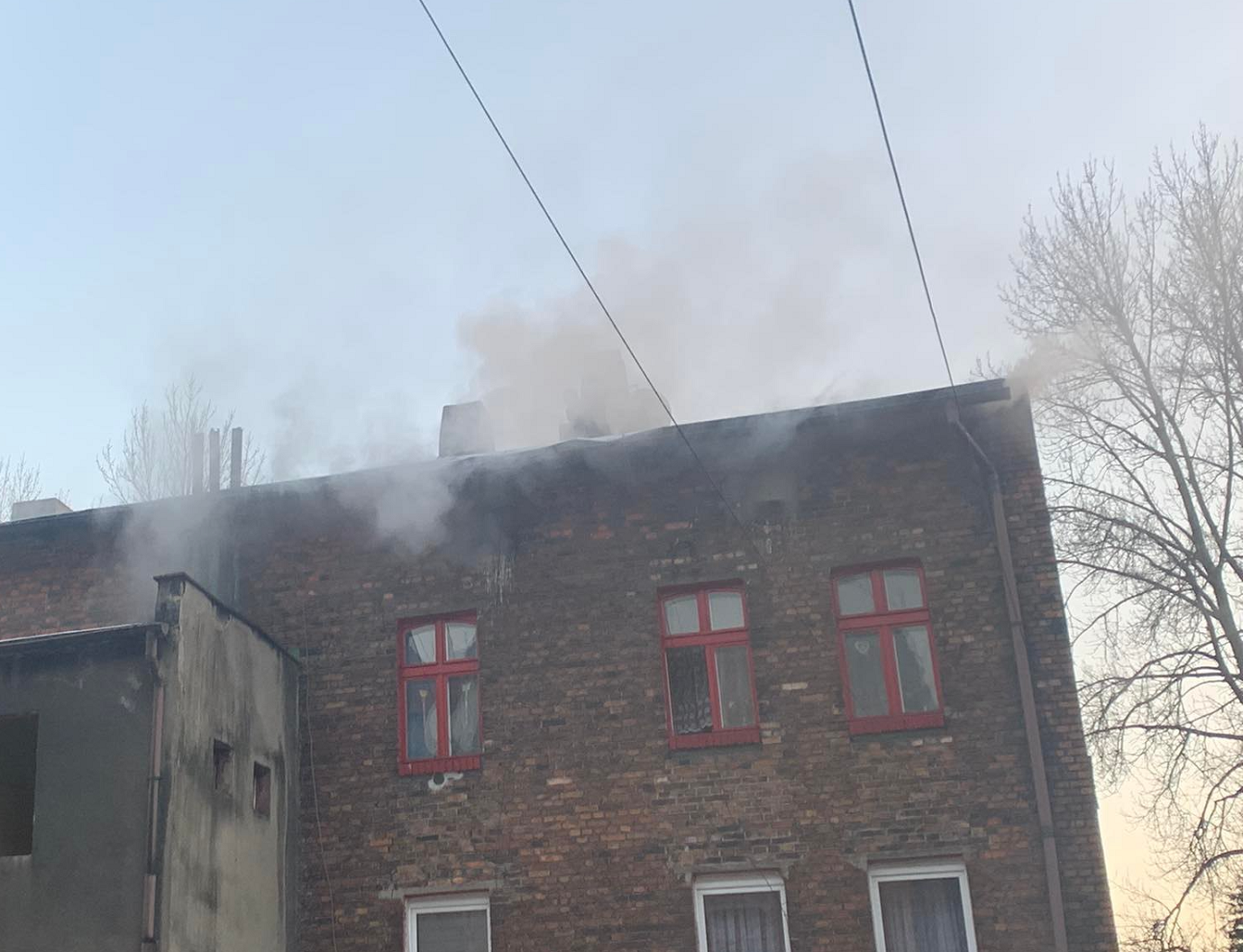 Pożar przy ul. Kunickiego. Na poddaszu wybuchł ogień