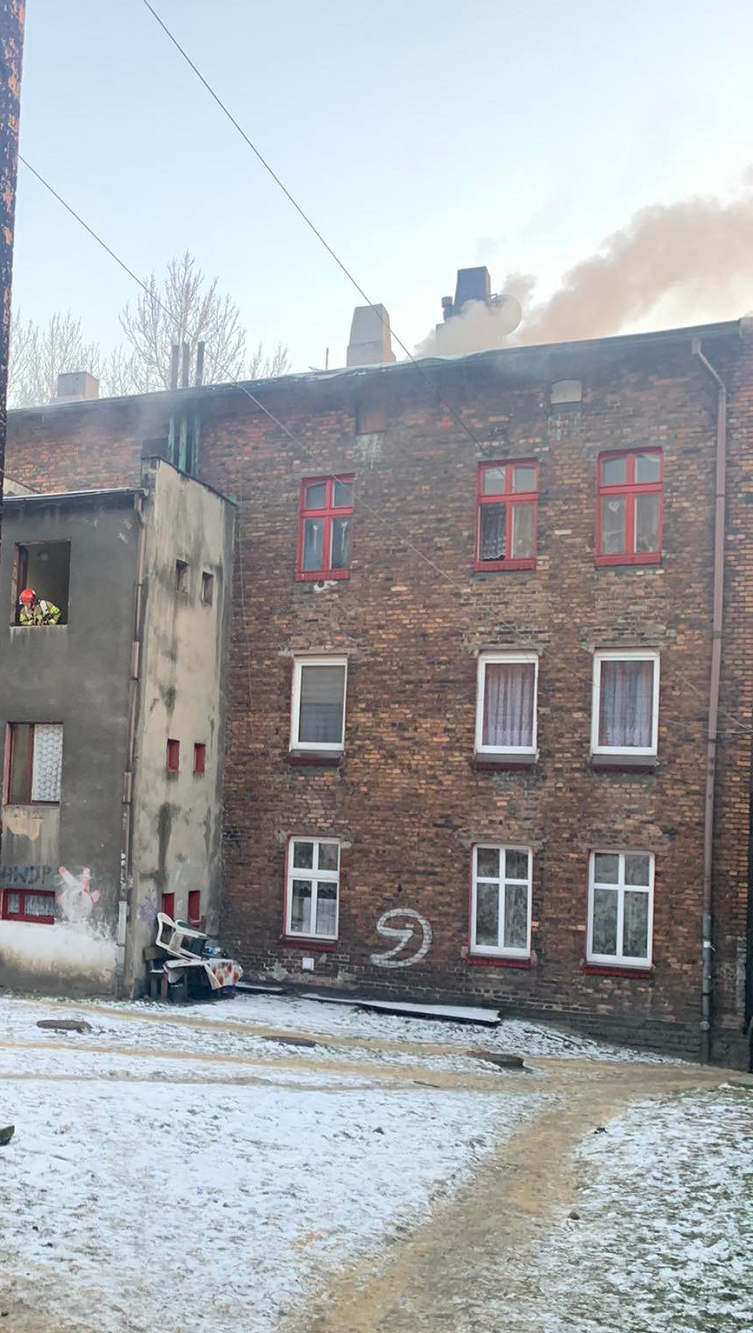 Pożar przy ul. Kunickiego. Na poddaszu wybuchł ogień