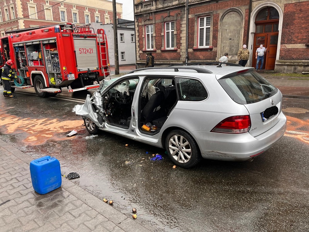 Ruda Śląska: Samochód osobowy zderzył się z ciężarówką. Jedna osoba została poszkodowana