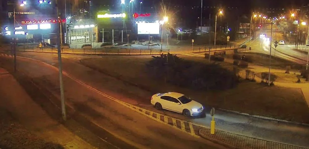 Na rondzie w lewo. Tym razem kierowca w porę się wycofał [FILM]