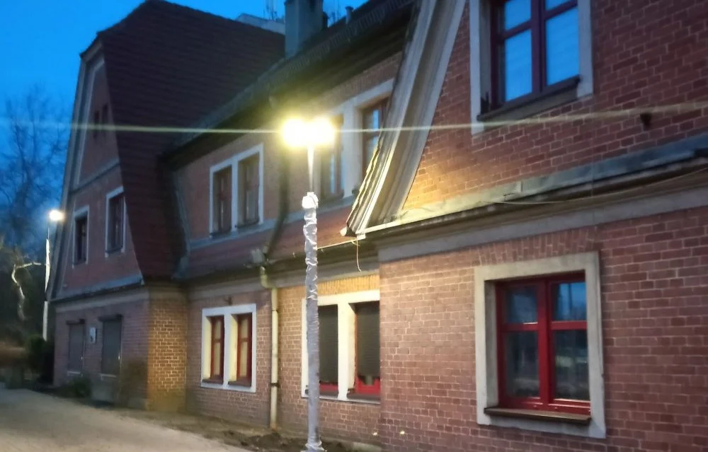 Absurd na Rudzie! Nowe latarnie świecą mieszkańcom wprost do okien